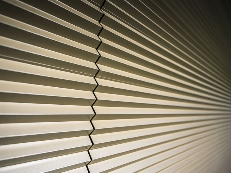 Vue détaillée du profil triangle PREFA couleur bronze