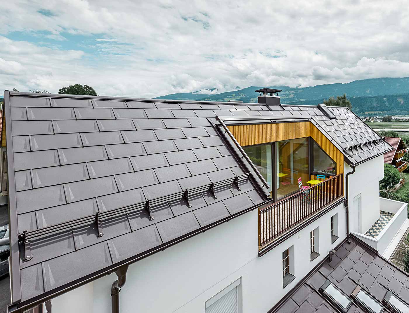 PREFA dakplaat R.16 in notenbruin referentie Wooncomplex met royale loggia - het dak is gedekt met de PREFA dakplaat R.16 in notenbruin.